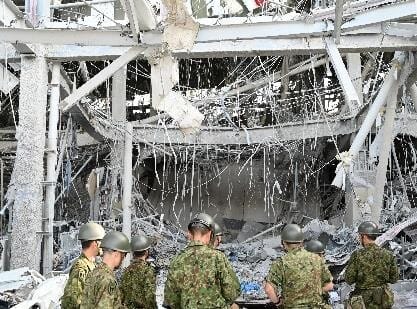 구마모토 이온몰 피해 현장 자위대 지원 2026 구마모토 지진에 피해를 입은 일본 대표 쇼핑몰 이온몰의 사고현장에 자위대가 출동해 지원하고 있는 모습.